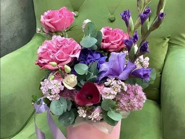 Композиция «Элегантность» с розами и гладиолусами