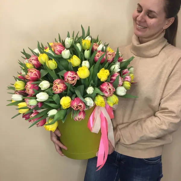 Монокомпозиция из 150 пионовидных тюльпанов