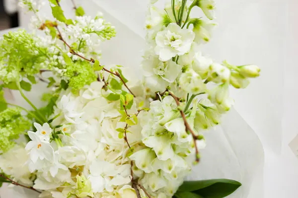 Авторский букет свободной формы «Зелёный вибирнум»